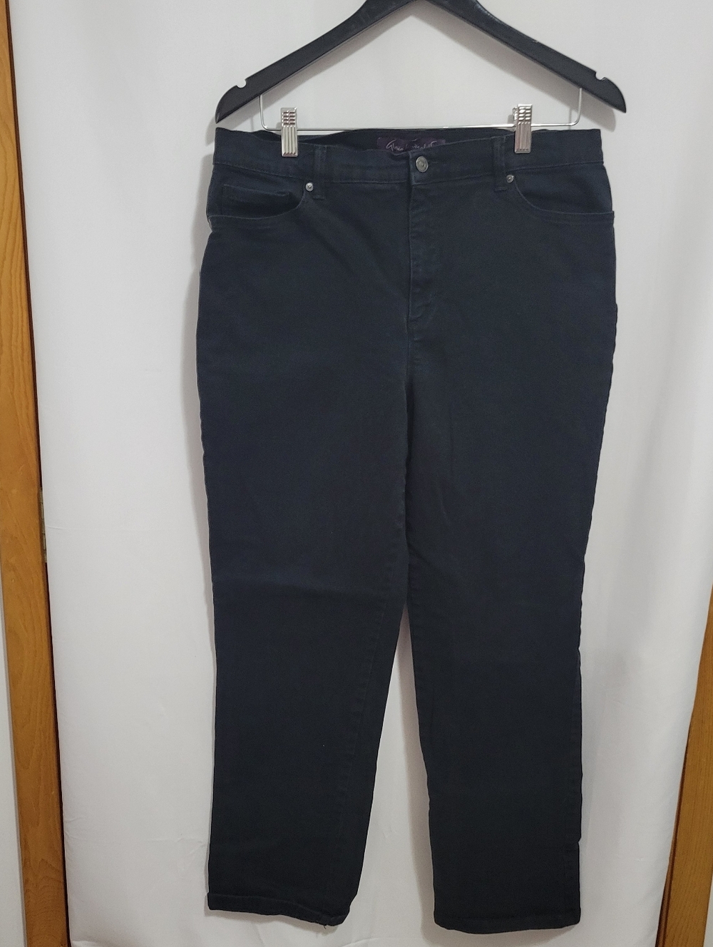 Gloria Vanderbilt Amanda Black Straight Leg Jeans. Size 14